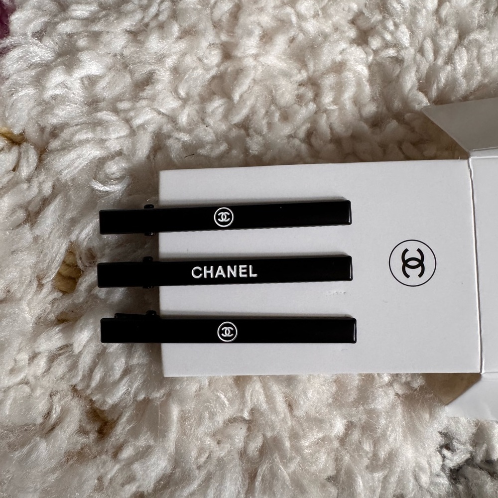CHANEL black hair clips